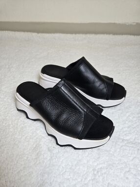 Sorel Kinetic Impact Slides Platform Sandals 8.5 Black White